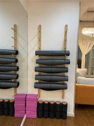 CYNN Wall Mounted Yoga Mat Holder Storage Organizer, Wood Heavy Duty Foam Roller Exercise Mats Display Rack, Vertical Small Space Sports Equipment Shelf (Size : 9 Tier)