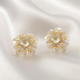 Elegant White Flower Ball Hydrangea Pearls Stud Earrings For Women Sweet Luxury Design Sense Party Wedding Charm Jewelry N240