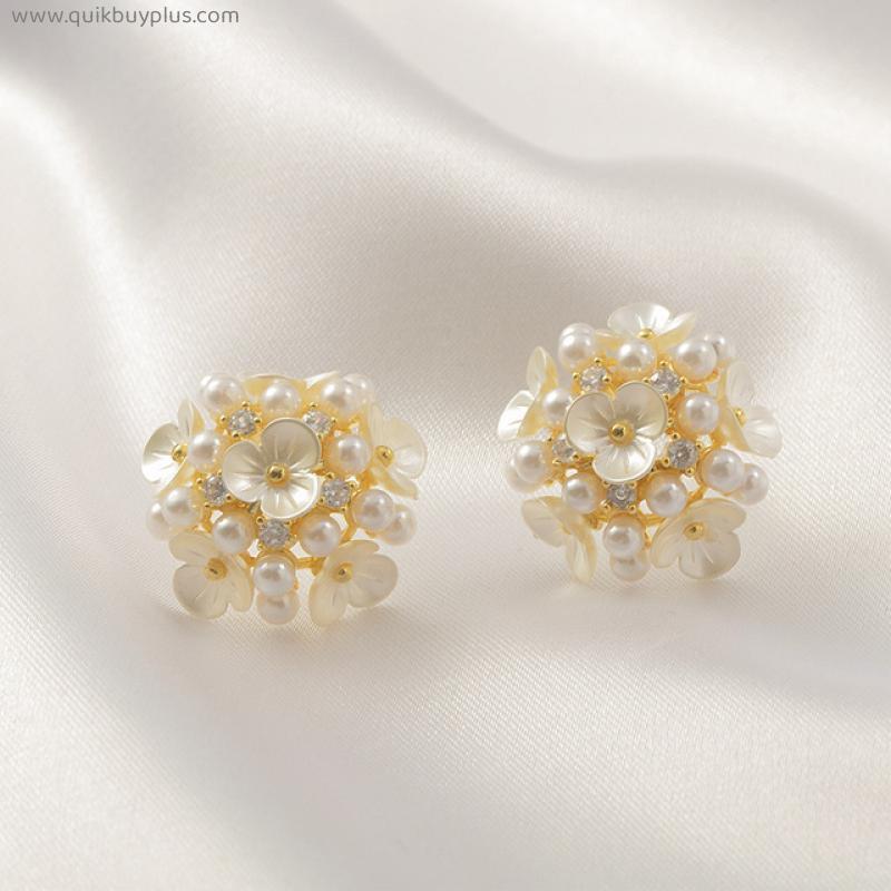 Elegant White Flower Ball Hydrangea Pearls Stud Earrings For Women Sweet Luxury Design Sense Party Wedding Charm Jewelry N240