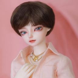 SFPY Hübscher Junge BJD Puppe 1/4 Harz Ball Jointed SD Doll, mit Weiches Kurzes Haar, 3D Blaue Augen, Rosa Anzug, Weiße Stiefel, Hohe Qualität